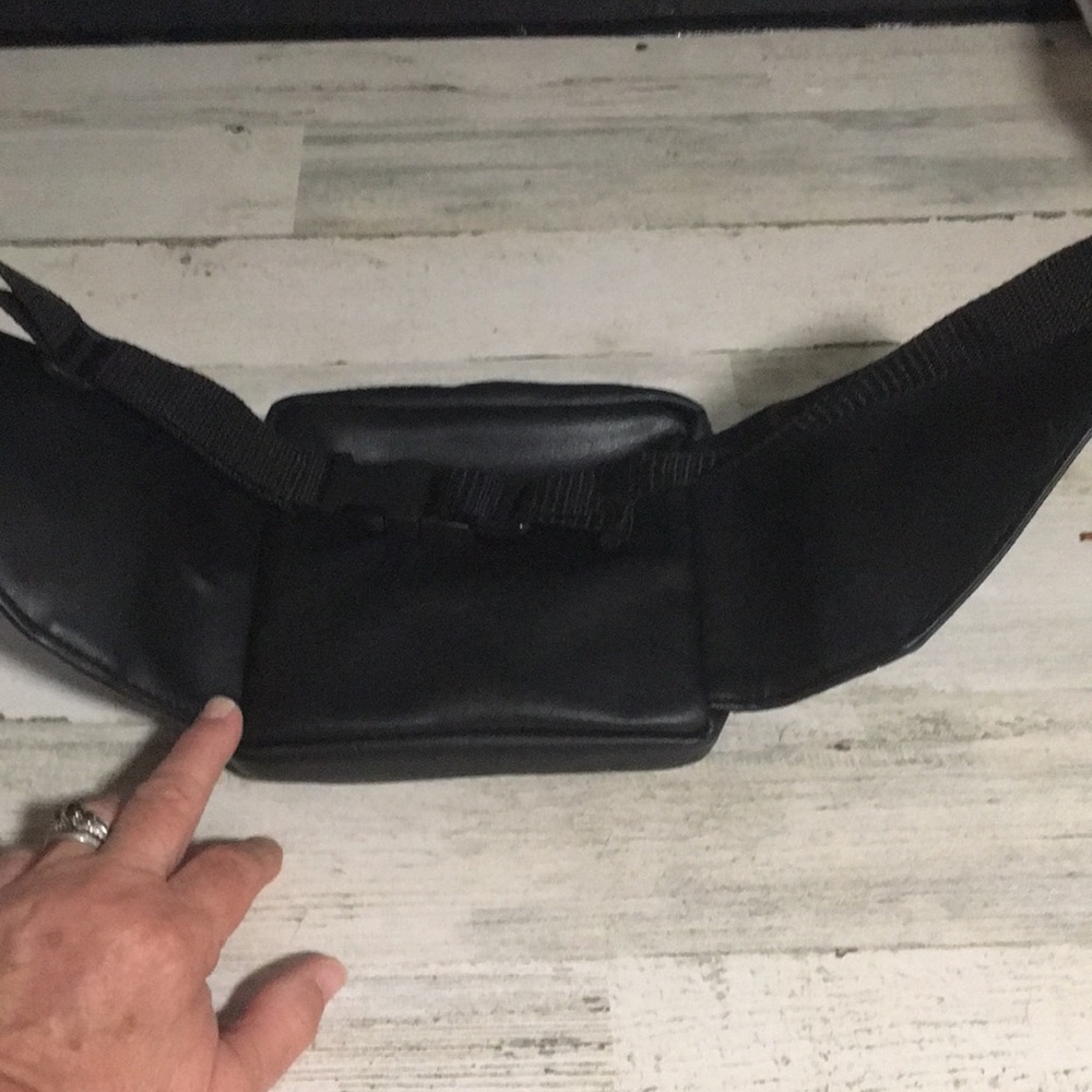 Nintendo 64 black Fanny pack w/2large 2small zippered pockets w/adjustable belt - Picture 4 of 7